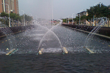 Swing fountain